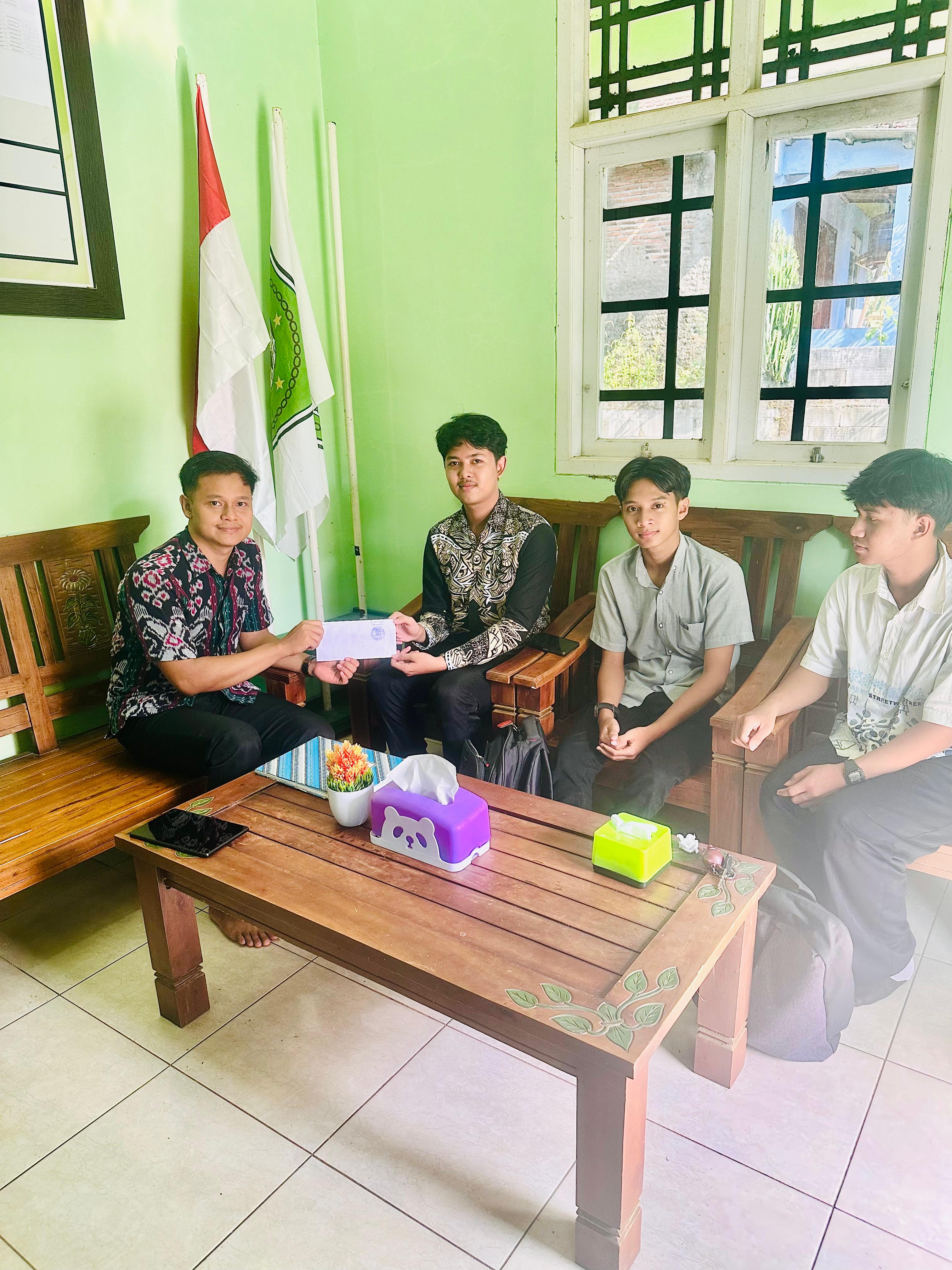 wujud-syukur-kelulusan,-alumni-sma-negeri-1-donorojo-berbagi-sedekah-di-yayasan-yatim-piatu-al-muzakki